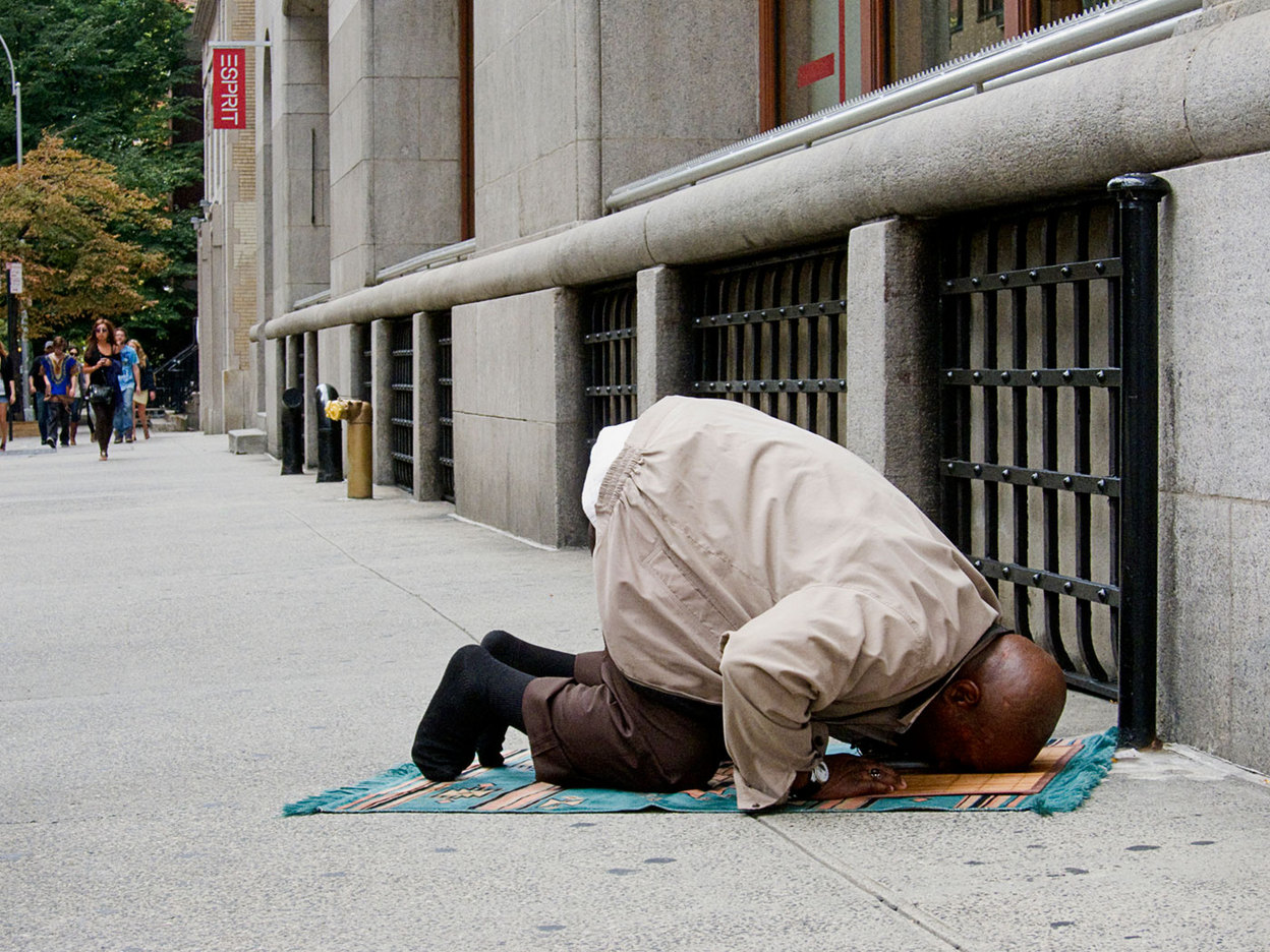 praying on the sidewalk in New York City : RELIGION : Viviane Moos |  Documentary Photographer