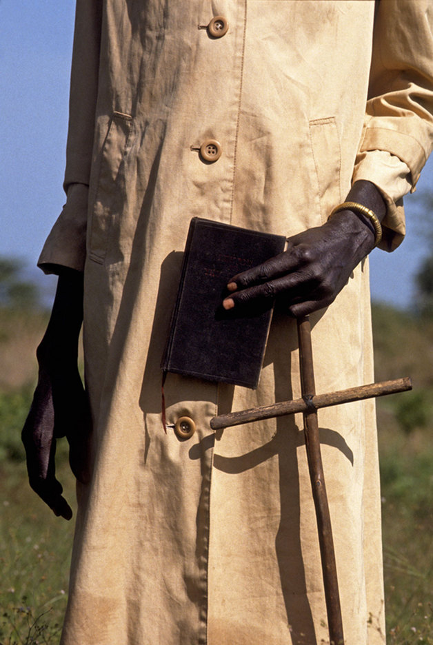 Christian  Sudanese Dinka with his bible and crucifix : RELIGION : Viviane Moos |  Documentary Photographer